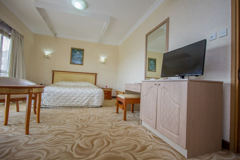 City Royal Resort Hotel Kyambogo  외부 사진