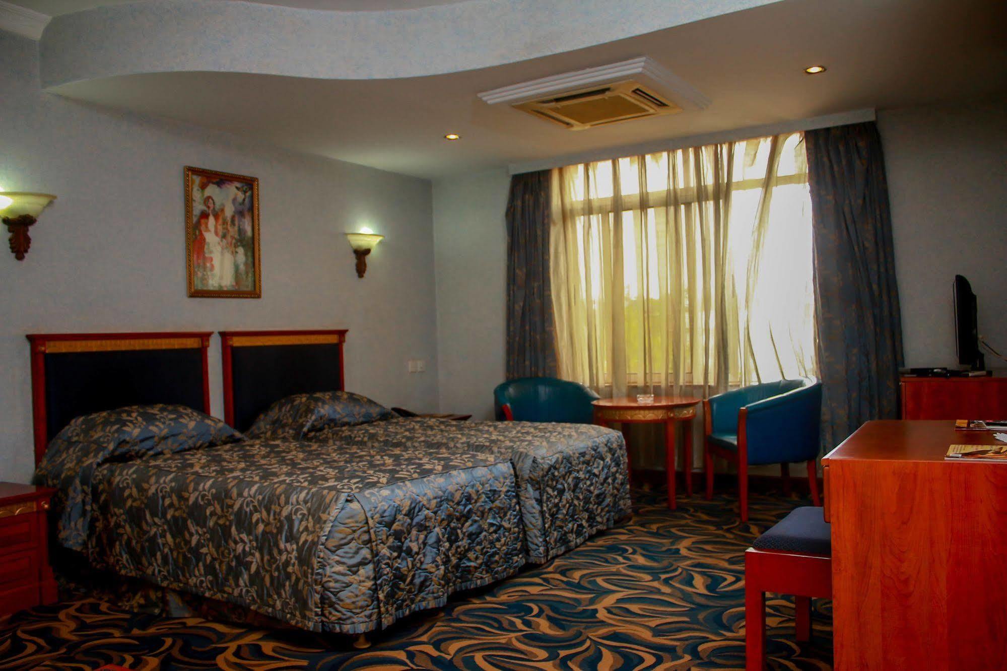 City Royal Resort Hotel Kyambogo  외부 사진