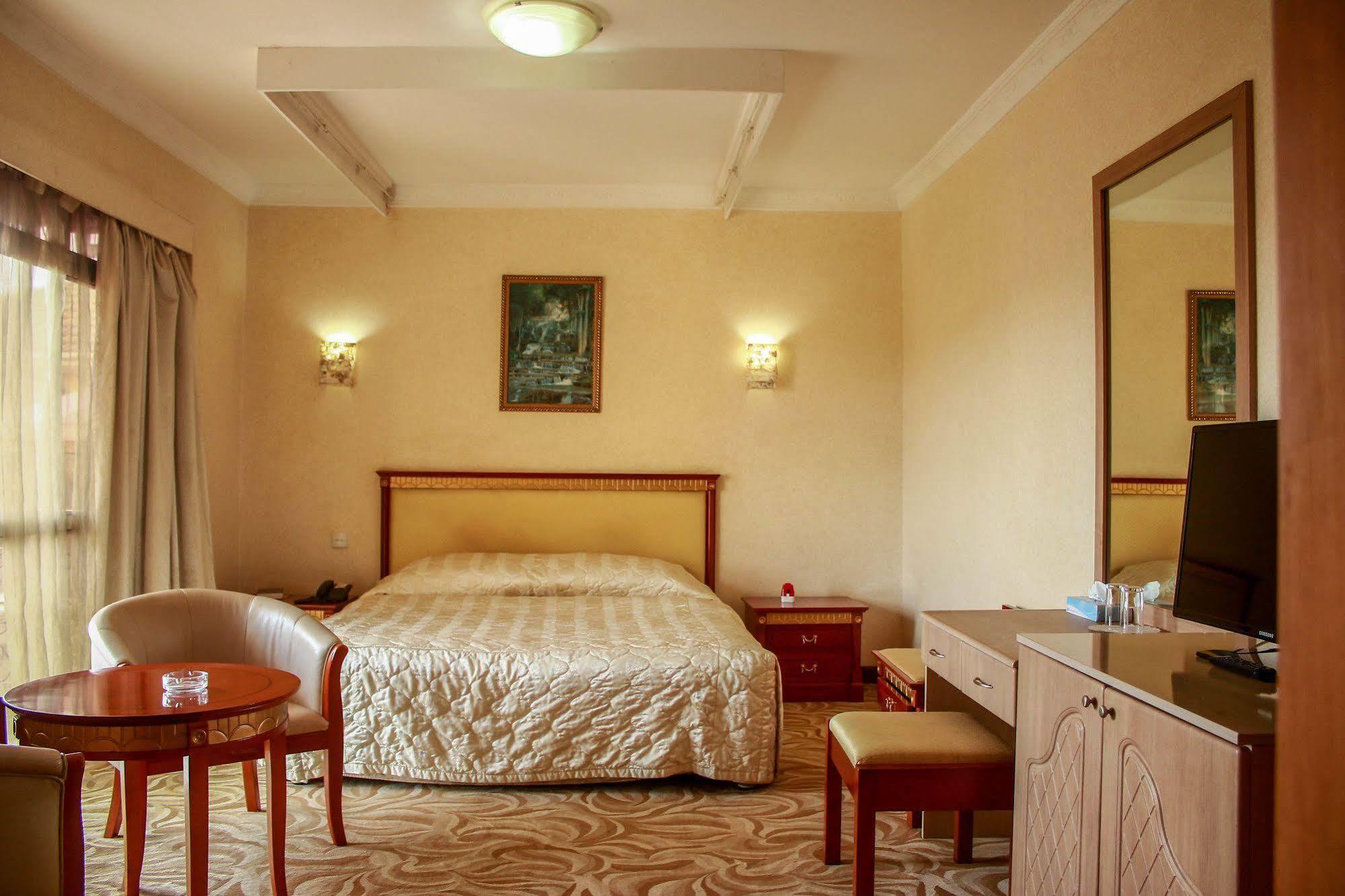 City Royal Resort Hotel Kyambogo  외부 사진
