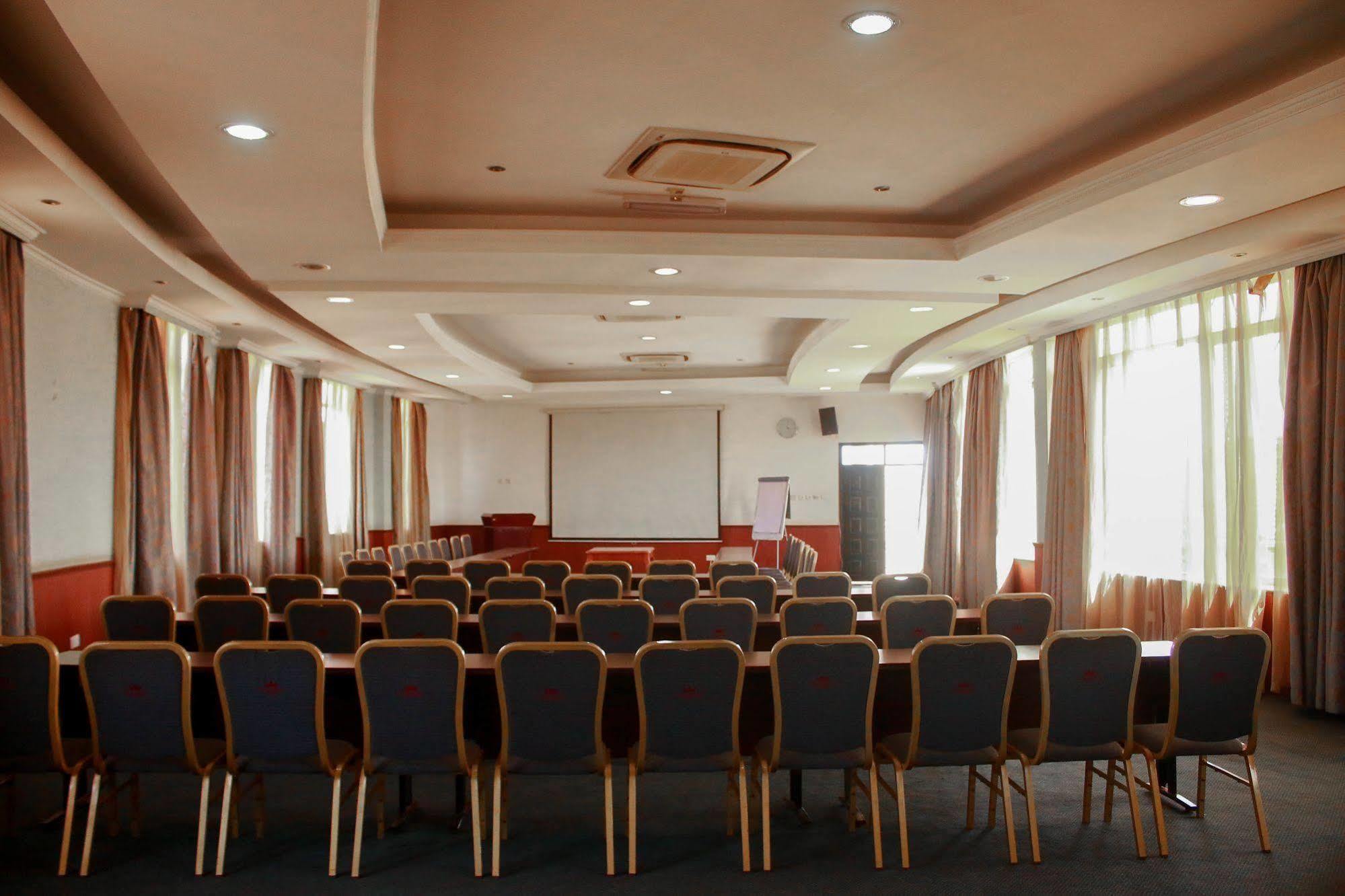 City Royal Resort Hotel Kyambogo  외부 사진